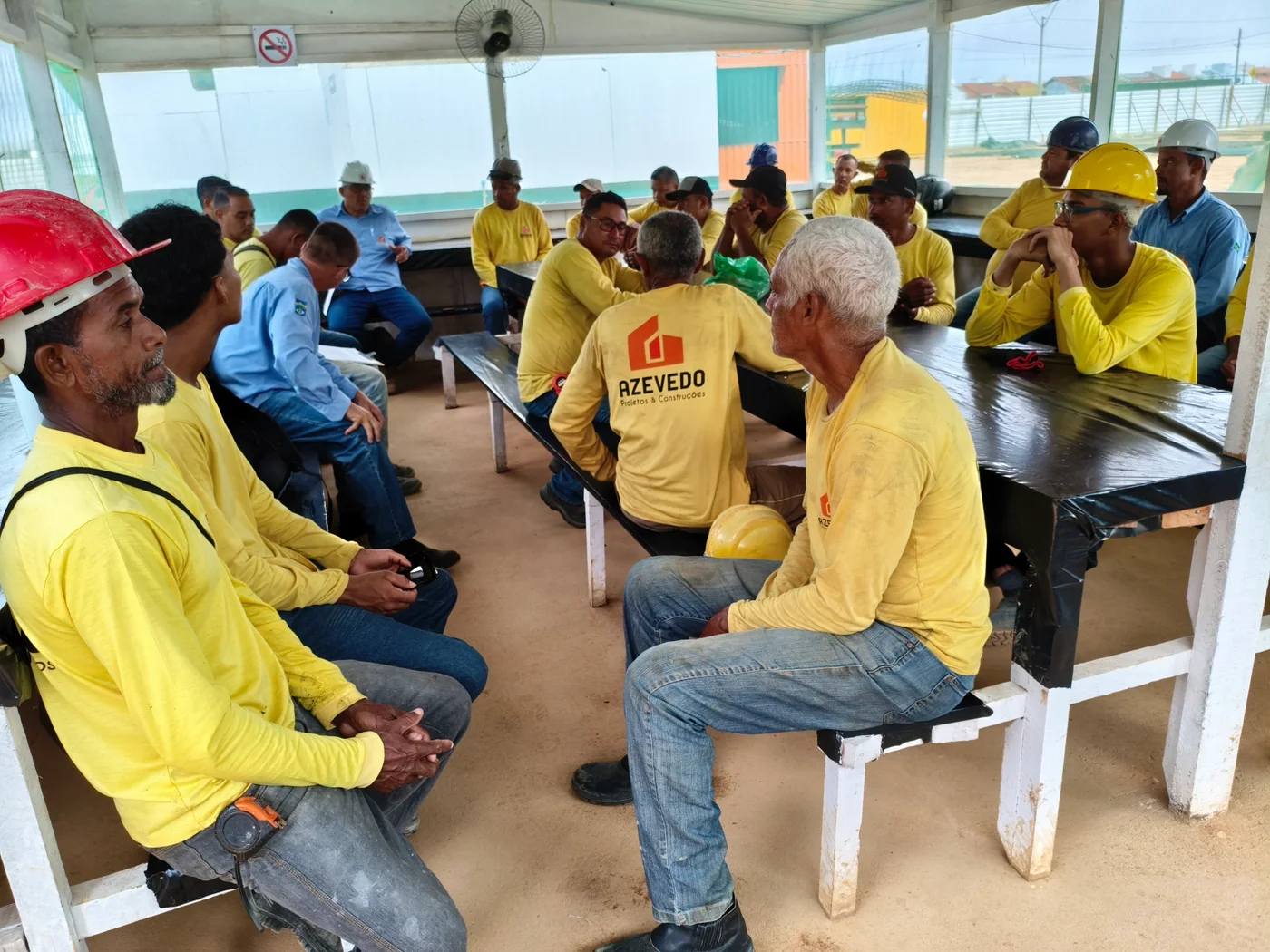 Trabalhadores reunidos em ambiente de obra