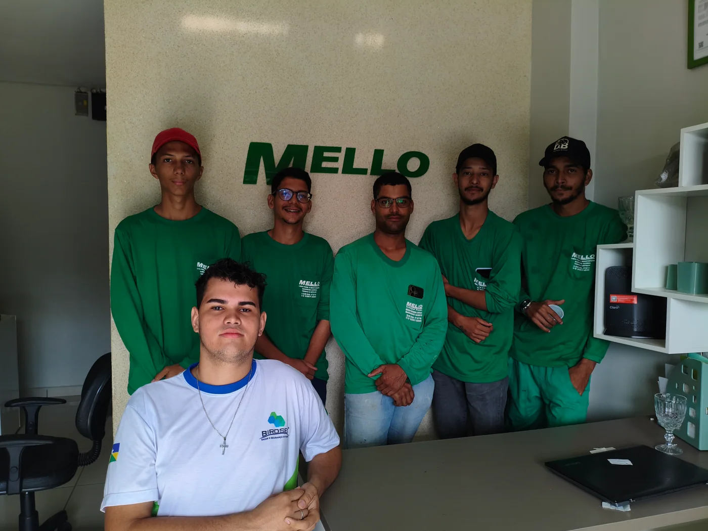 Lucas Cassiano com grupo de trabalhadores uniformizados